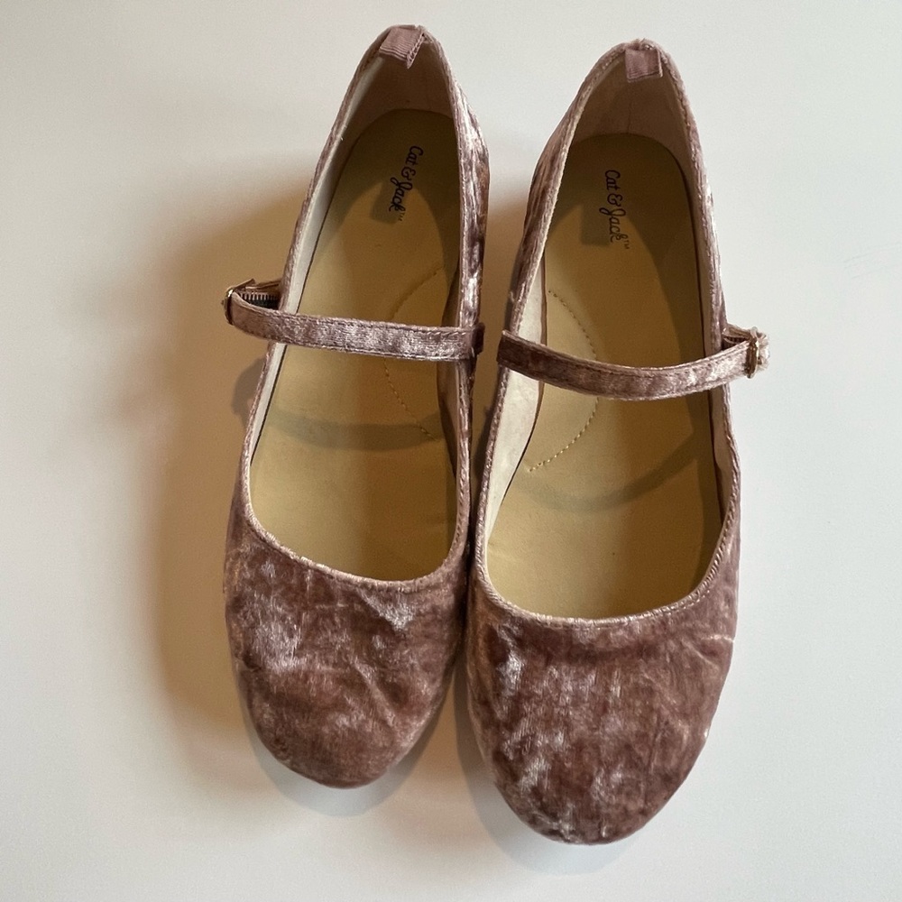 Cat & Jack Girl’s size 3 blush velvet flats